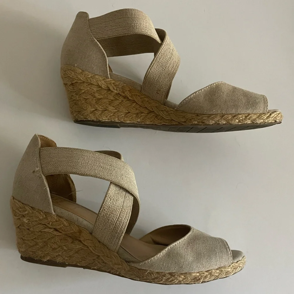 WHITE MOUNTAIN Hudlin Tan Gold Strappy Open Toe Straw Wedge Espadrille Sandals